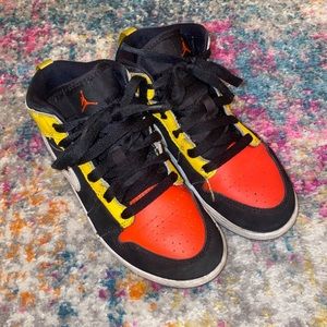 Jordan 1 Mid  Se Black /team orange Amarillo